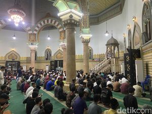 Hujan Tak Surutkan Antusias Jemaah Tarawih Perdana di Masjid Raya Al-Mashun