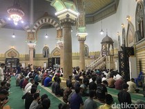 Hujan Tak Surutkan Antusias Jemaah Tarawih Perdana di Masjid Raya Al-Mashun