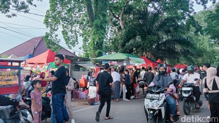Suasana pasar takjil di Kambang Iwak Palembang