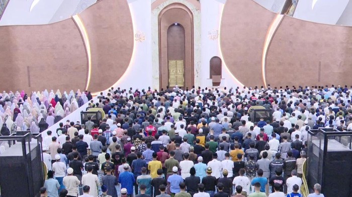 Suasana salat tarawih perdana di Masjid Negara di Ibu Kota Negara (IKN) Nusantara. (YouTube/IKN Indonesia)