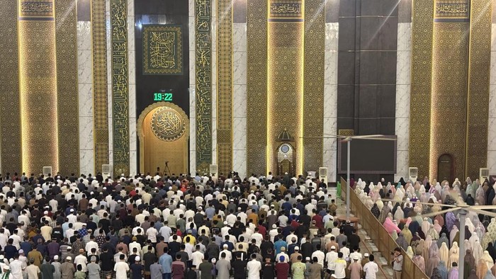 Tarawih perdana Ramadan 1447 H di Masjid Al Akbar Surabaya.