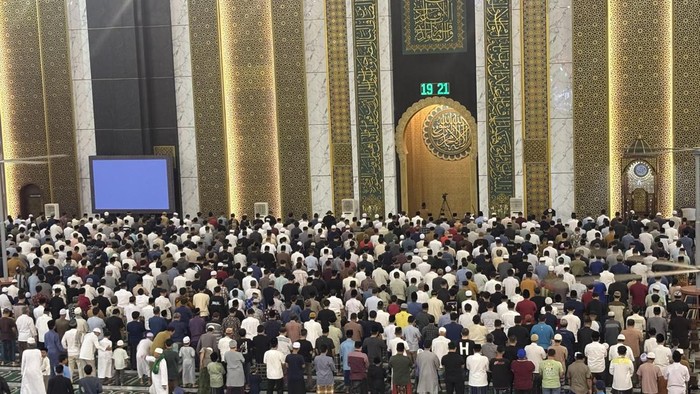Tarawih perdana Ramadan 1447 H di Masjid Al Akbar Surabaya