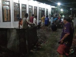 Usai Tarawih, Warga Lamongan Bersihkan Jalan Sekitar Masjid yang Banjir