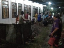 Usai Tarawih, Warga Lamongan Bersihkan Jalan Sekitar Masjid yang Banjir