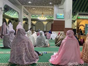 Cerita Warga Antusias Salat Tarawih 1 Juz di MAJT Semarang