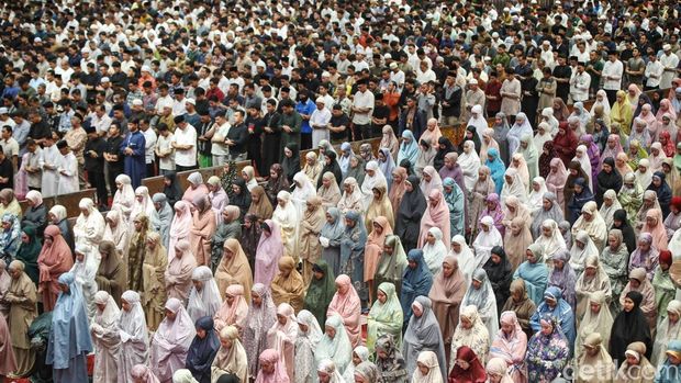 Ribuan umat muslim memadati Masjid Istiqlal, Jakarta, untuk menunaikan salat tarawih berjamaah perdana Ramadan 1447 Hijriah, Rabu (18/2/2026) malam. Sejak sore hari, jamaah mulai berdatangan dan memenuhi area dalam maupun pelataran masjid terbesar di Asia Tenggara tersebut.