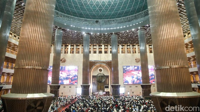 Ribuan umat muslim memadati Masjid Istiqlal, Jakarta, untuk menunaikan salat tarawih berjamaah perdana Ramadan 1447 Hijriah, Rabu (18/2/2026) malam. Sejak sore hari, jamaah mulai berdatangan dan memenuhi area dalam maupun pelataran masjid terbesar di