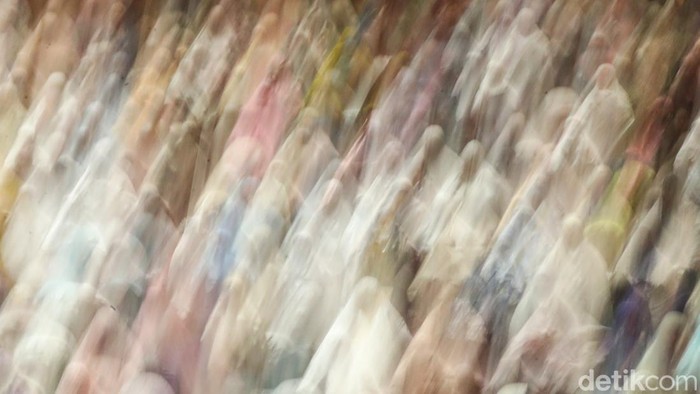 Ribuan umat muslim memadati Masjid Istiqlal, Jakarta, untuk menunaikan salat tarawih berjamaah perdana Ramadan 1447 Hijriah, Rabu (18/2/2026) malam. Sejak sore hari, jamaah mulai berdatangan dan memenuhi area dalam maupun pelataran masjid terbesar di Asia Tenggara tersebut.