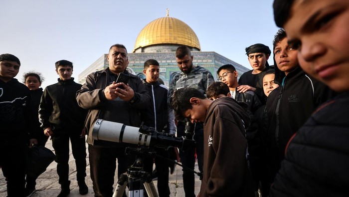 Muslim Palestinian worshippers take part in the evening 'Tarawih' prayers of the Muslim holy month of Ramadan by the Dome of the Rock on Al-Aqsa compound, known to Jews as Temple Mount, in Jerusalem's Old City, February 17, 2026. REUTERS/Jamal Awad