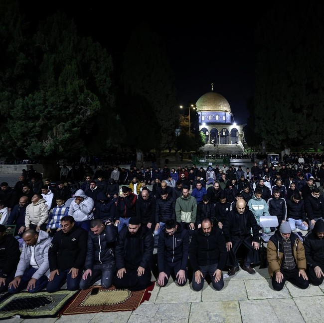 Tarawih Perdana Ramaikan Kompleks Al-Aqsa