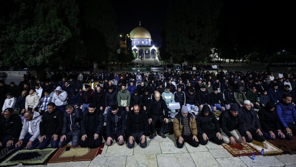 Tarawih Perdana Ramaikan Kompleks Al-Aqsa