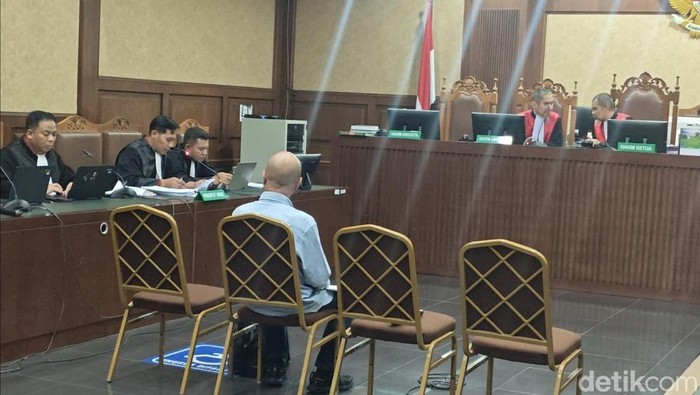 Terdakwa pengacara kasus dugaan suap vonis lepas perkara minyak goreng dan TPPU Ariyanto Bakri dituntut 17 tahun bui. (Mulia Budi/detikcom)