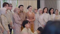 Saat momen foto bersama, Aurel Hermansyah berdiri di samping Reza Artamevia dan Atta di samping ibundanya, Lenggogeni. Foto: Instagram Story @thariqhalilintar