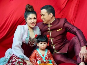 Video: Tina Toon Manfaatkan Imlek untuk Kenalkan Anak Pertamanya