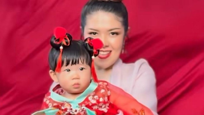 Tina Toon Akhirnya Perlihatkan Wajah Anak ke Publik di Hari Imlek
