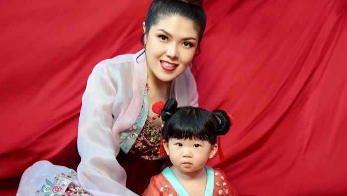 Tina Toon Akhirnya Perlihatkan Wajah Anak ke Publik di Hari Imlek