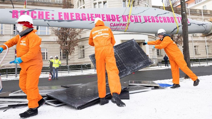 Sejumlah aktivis menggelar aksi protes menolak pembatalan transisi energi di depan Kementerian Ekonomi dan Energi Federal Jerman, di Berlin, Selasa (18/2/2026). Aksi tersebut dilakukan sebagai bentuk tekanan terhadap pemerintah agar tetap melanjutkan kebijakan transisi menuju energi terbarukan. REUTERS/Axel Schmidt