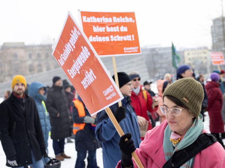 Tolak Pembatalan Transisi Energi, Aktivis Gelar Aksi di Berlin