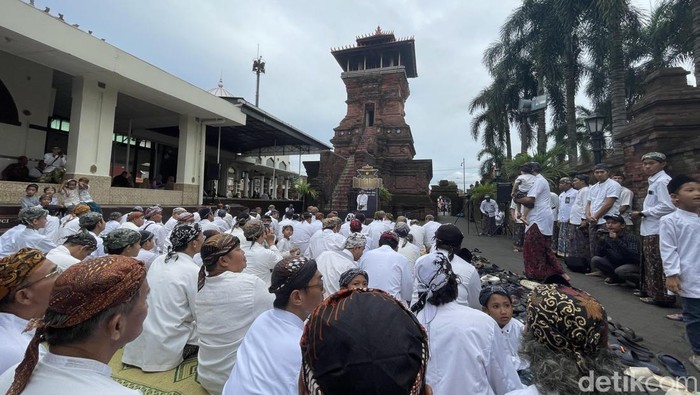 Prosesi Tradisi Dandangan di kawasan Menara, Masjid, dan Makam Sunan Kudus.