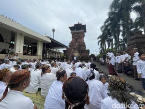 Tradisi Tabuh Beduk Dandangan Menara Kudus Sambut Datangnya Ramadan