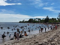 Tradisi Mandi Laut Jelang Ramadan, Warga Padati Pesisir Aceh Barat