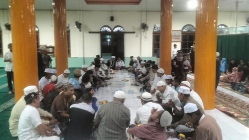 Tradisi tadarus yang dijalankan umat muslim di Masjid Agung Al Baitul Qadim Airmata, Kelurahan Airmata, Kota Kupang, Rabu (18/2/2026) malam. (Simon Selly/detikBali)