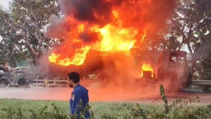 Truk pengangkut tiner terbakar di Cipali