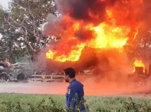 Truk Pengangkut Tiner Terbakar Hebat di KM 185 Tol Cipali