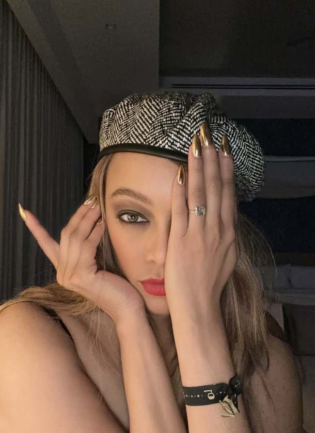 Setelah bertahun-tahun menjadi perbincangan, supermodel Tyra Banks akhirnya angkat bicara lebih dalam soal berbagai kontroversi di ajang Americas Next Top Model. Lewat serial dokumenter di Netflix, Reality Check: Inside Americas Next Top Model, Banks bersama para juri dan mantan kontestan membahas soal kontroversi dari reality show yang tayang selama 24 siklus tersebut. Foto: dok. Instagram/@tyarabanks