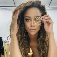 Kini Banks tinggal di Australia bersama putranya, York Banks Asla, yang lahir melalui ibu pengganti pada 2016 dari hubungannya dengan Erik Asla. Ia juga menetap bersama pasangannya sejak 2019, Louis Bélanger-Martin. Foto: dok. Instagram/@tyarabanks