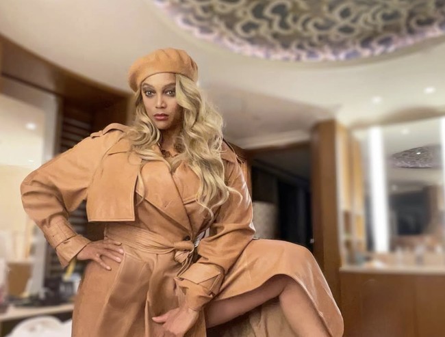 Namun soal tudingan body shaming dari sejumlah kontestan, Banks membela diri dengan mengaitkannya pada standar industri saat itu. Ia juga menjelaskan tekanan dari pihak industri, terutama dalam kasus makeover gigi pada musim keenam yang melibatkan Danielle “Dani” Evans. Foto: dok. Instagram/@tyarabanks