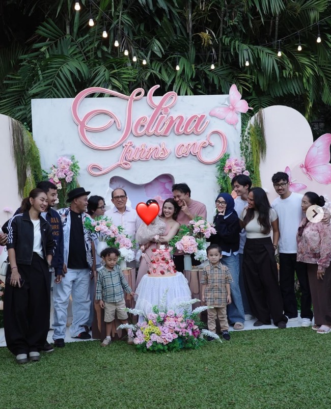 Tak terasa putri kecil Mahalini dan Rizky Febian, Selina, kini sudah berusia 1 tahun. Untuk merayakan momen spesial tersebut, Mahalini dan Rizky Febian menggelar acara ulang tahun untuk sang putri tercinta. Foto: Instagram/@mykylinz_
