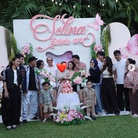 Tak terasa putri kecil Mahalini dan Rizky Febian, Selina, kini sudah berusia 1 tahun. Untuk merayakan momen spesial tersebut, Mahalini dan Rizky Febian menggelar acara ulang tahun untuk sang putri tercinta. Foto: Instagram/@mykylinz_