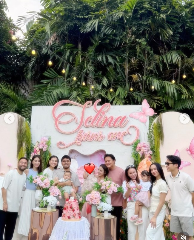 Acara ulang tahun digelar secara outdoor dan ramai dihadiri keluarga serta kerabat artis. Aaliyah Massaid, Thariq Halilintar, Rossa, hingga Lyodra terlihat turut hadir. Foto: Instagram/@mykylinz_