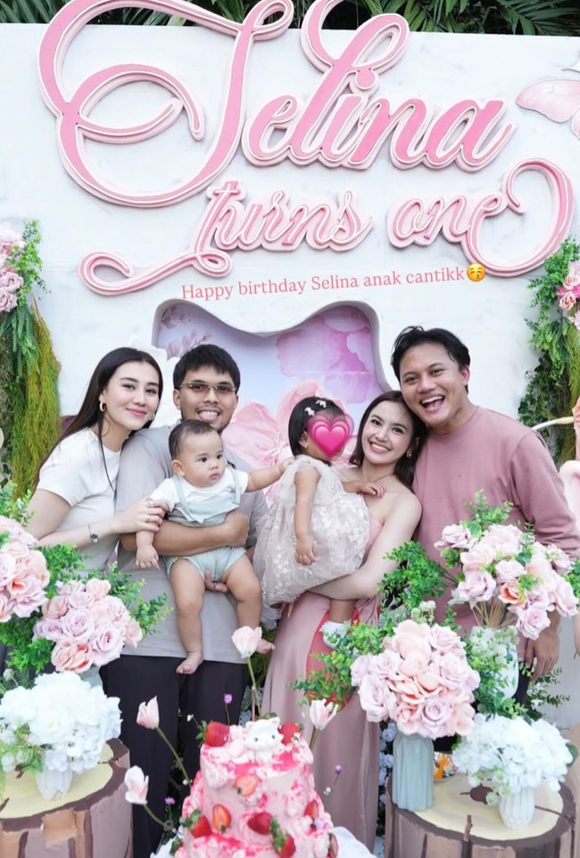 Aaliyah dan Thariq mengajak serta putra kecil mereka, baby Arash. Diketahui kedua pasangan artis itu memang bersahabat cukup dekat. Foto: Instagram/@mykylinz_