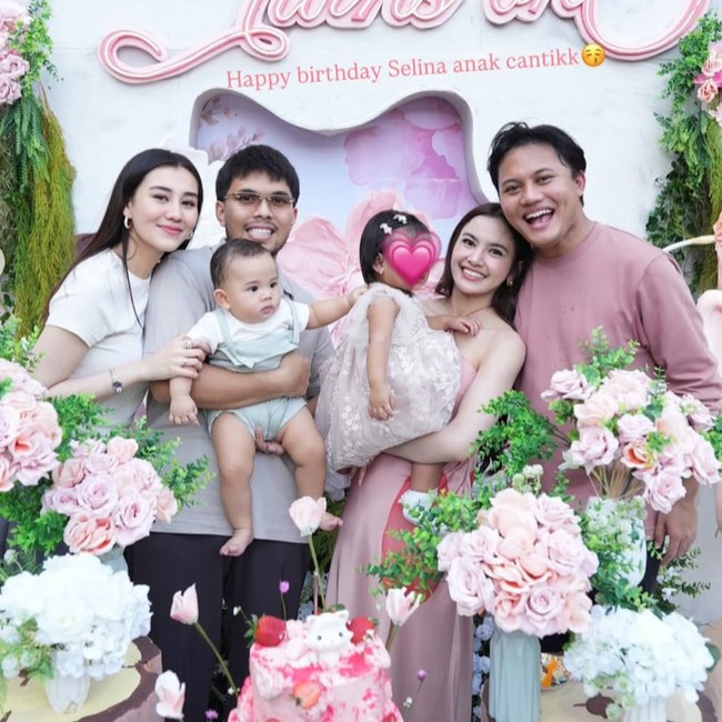 7 Foto Ultah ke-1 Selina Anak Mahalini, Digelar Outdoor Dengan Nuansa Pink