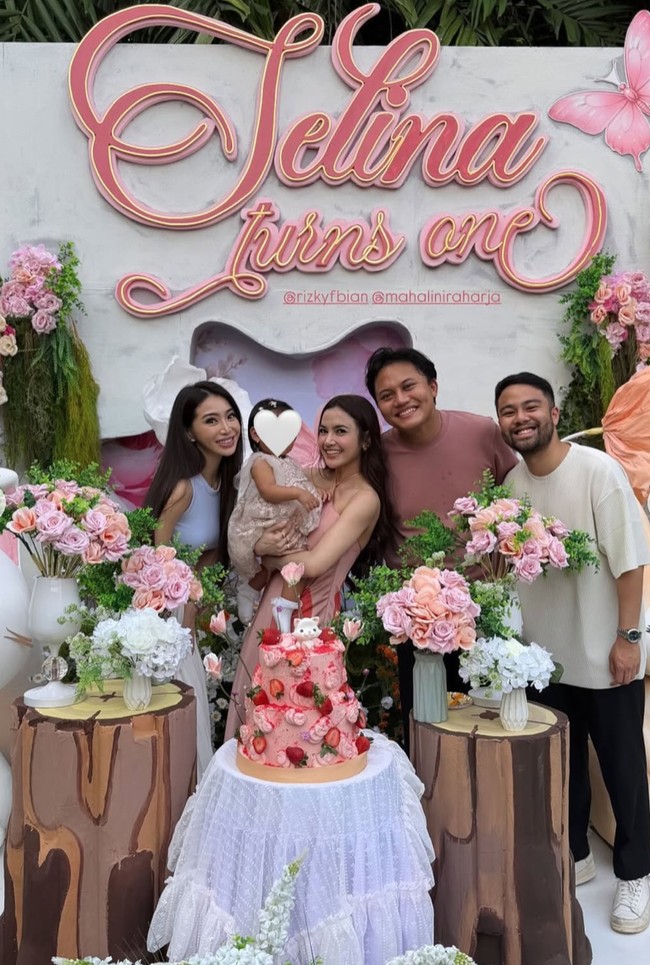 Mahalini dan Rizky Febian tampil kompak dalam balutan busana santai bernuansa dusty pink. Mahalini memilih dress halter neck, sementara Rizky Febian memadukan kaos dan celana panjang hitam. Foto: Instagram/@mykylinz_