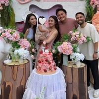 Mahalini dan Rizky Febian tampil kompak dalam balutan busana santai bernuansa dusty pink. Mahalini memilih dress halter neck, sementara Rizky Febian memadukan kaos dan celana panjang hitam. Foto: Instagram/@mykylinz_