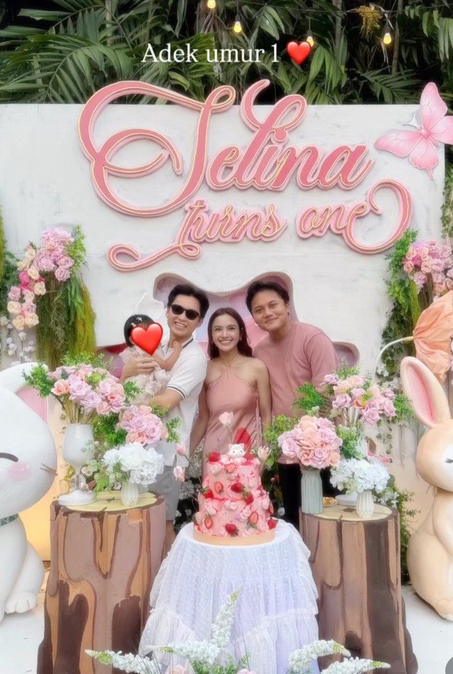 Beberapa karakter hewan, seperti kucing dan kelinci juga menambah keindahan dekorasi pesta ulang tahun Selina. Foto: Instagram/@mykylinz_