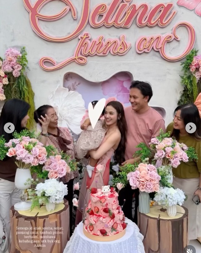 Sayangnya hingga saat ini wajah Selina masih dirahasiakan oleh kedua orangtuanya. Dari foto-foto yang diunggah oleh para tamu undangan yang hadir, wajah Selina tampak ditutupi dengan stiker. Foto: Instagram/@mykylinz_