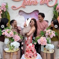 Sayangnya hingga saat ini wajah Selina masih dirahasiakan oleh kedua orangtuanya. Dari foto-foto yang diunggah oleh para tamu undangan yang hadir, wajah Selina tampak ditutupi dengan stiker. Foto: Instagram/@mykylinz_