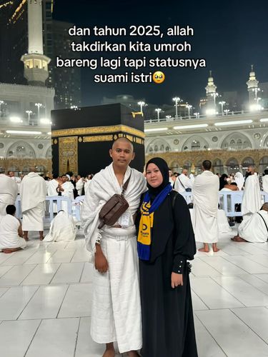 Viral kisah haru pasangan yang berjodoh usai tak sengaja masuk satu frame foto saat umrah 2022. Tahun 2025, mereka kembali ke Makkah dengan status suami istri.