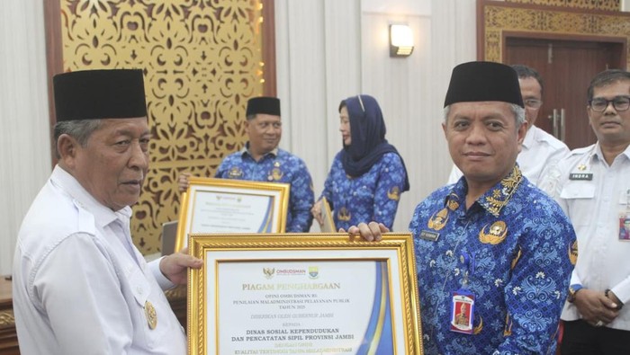 Wagub Jambi Abdullah Sani saat memberikan beberapa sertifikat penghargaan hasil Opini Ombudsman