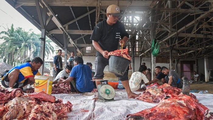 Warga menyiapkan daging sapi di Desa Huta Godang, Batang Toru, Tapanuli Selatan, Sumatera Utara, Selasa (17/2/2026). Menyambut Ramadhan 1447 Hijriah, warga muslim di Desa Huta Godang menyembelih sapi sumbangan dari pemerintah setempat yang dagingnya dibagikan kepada 350 KK warga muslim dan 150 KK warga non muslim sebagai bentuk kepedulian sesama penyintas bencana. ANTARA FOTO/Sulthony Hasanuddin/foc.