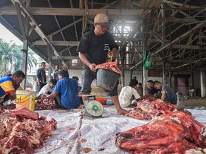 Warga Huta Godang Bagikan Daging Sapi Sambut Ramadan 1447 H