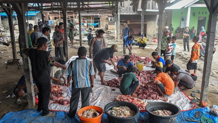Warga menyiapkan daging sapi di Desa Huta Godang, Batang Toru, Tapanuli Selatan, Sumatera Utara, Selasa (17/2/2026). Menyambut Ramadhan 1447 Hijriah, warga muslim di Desa Huta Godang menyembelih sapi sumbangan dari pemerintah setempat yang dagingnya dibagikan kepada 350 KK warga muslim dan 150 KK warga non muslim sebagai bentuk kepedulian sesama penyintas bencana. ANTARA FOTO/Sulthony Hasanuddin/foc.