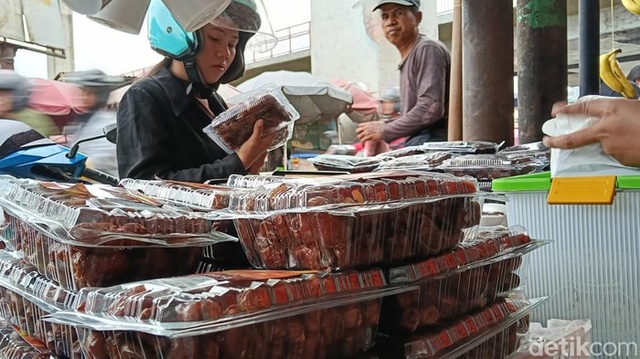 Warga Palembang membeli kurma untuk berbuka puasa