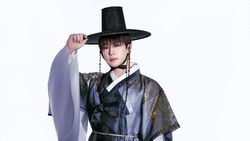 Gaya KiiiKiii hingga ILLIT Pakai Hanbok Rayakan Seollal