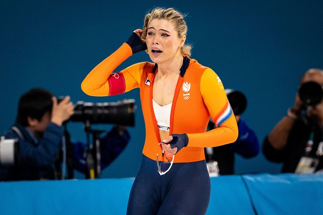 Selagi terkejut dan terharu, pacar YouTuber Jake Paul tersebut membuka resleting seragam kemudian memperlihatkan sports bra yang bermerek Nike.Foto: Anadolu via Getty Images/Anadolu