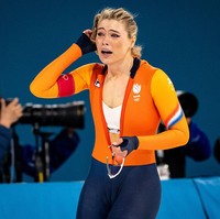 Selagi terkejut dan terharu, pacar YouTuber Jake Paul tersebut membuka resleting seragam kemudian memperlihatkan sports bra yang bermerek Nike.Foto: Anadolu via Getty Images/Anadolu